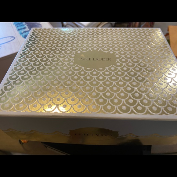 Crabtree and Evelyn & Estée Lauder makeup sets - Picture 2 of 5